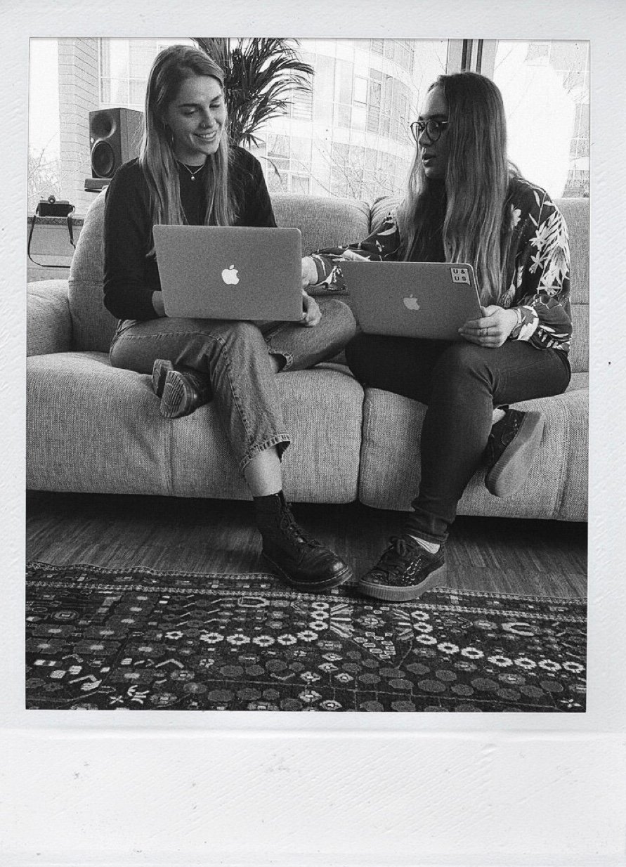 Anna & Julia im Büro bei urbanuncut