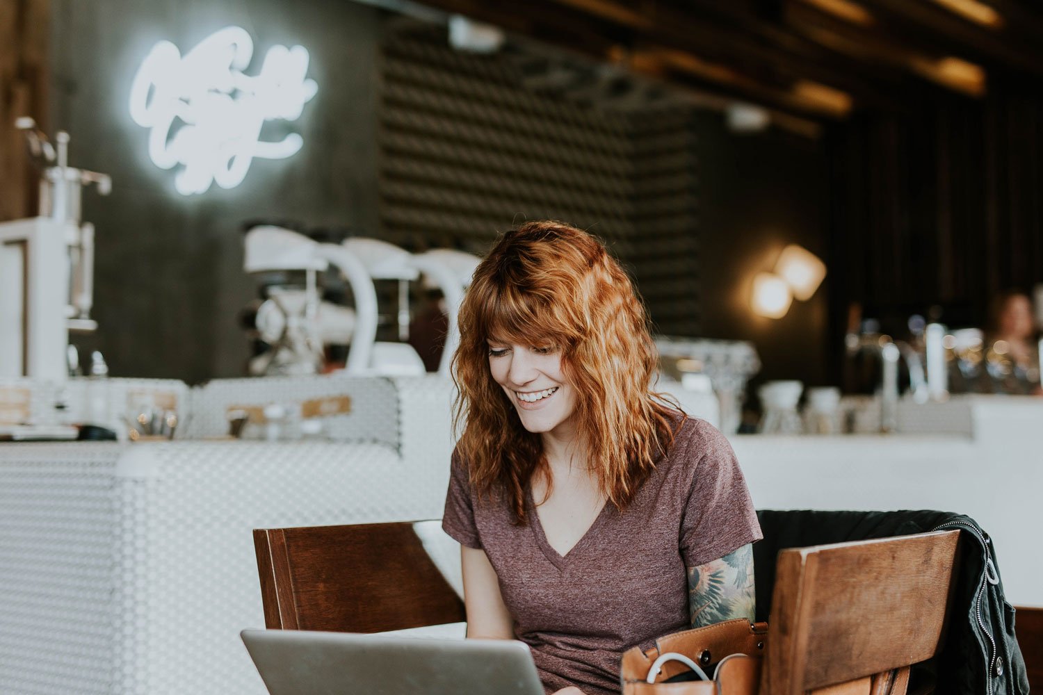 Bild zeigt Frau im Café welche an einer Marketingstrategie arbeitet