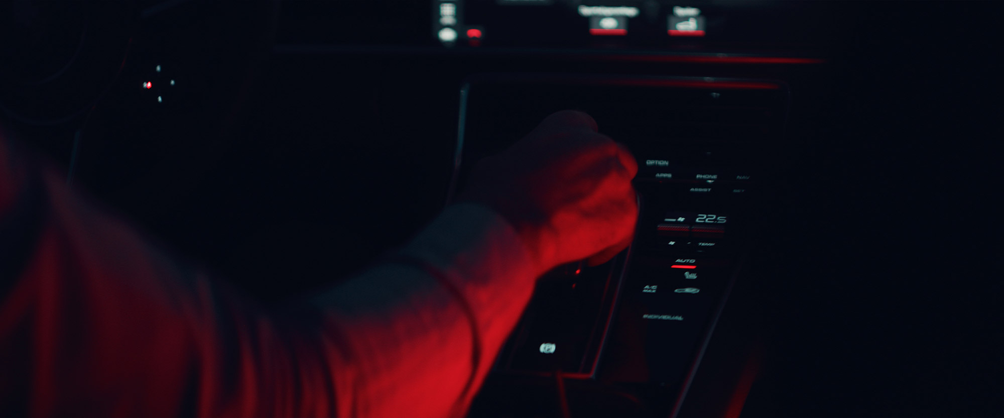 Porsche Panamera E-Hybrid Werbefilm Filmproduktion in Augsburg Interior rot geleuchtet mit Astera Titan Tube