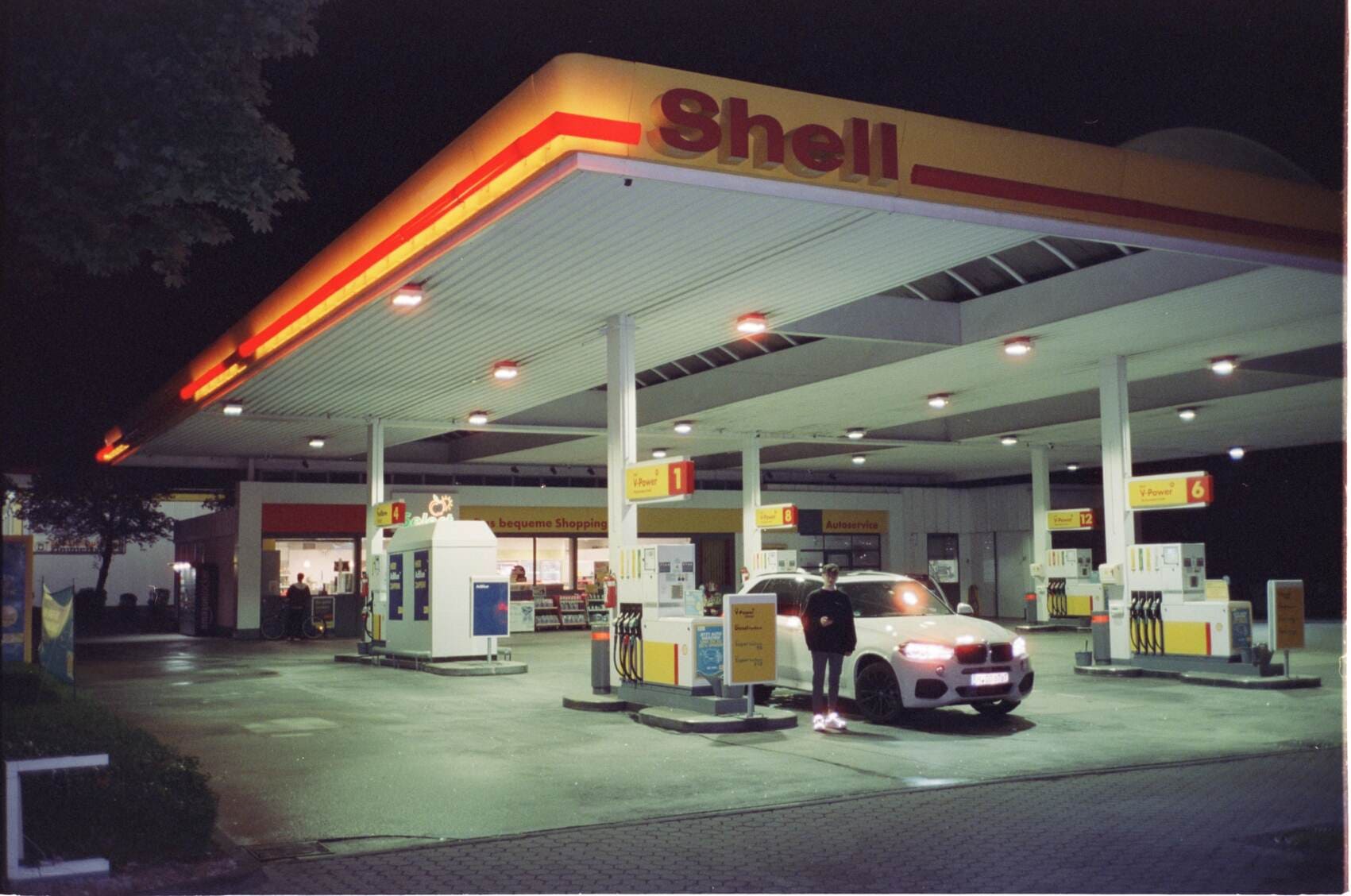 Locationscout Location Scouting Shell Tankstelle bei Nacht