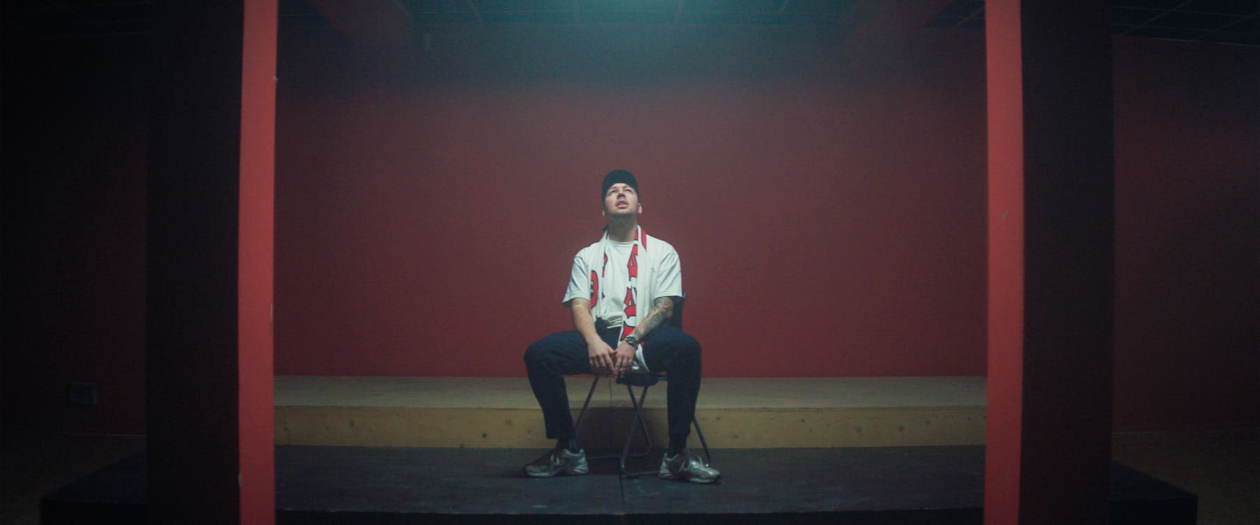 ERRDEKA allein auf dem Stuhl Musikvideo zum Lied Allein pt. II