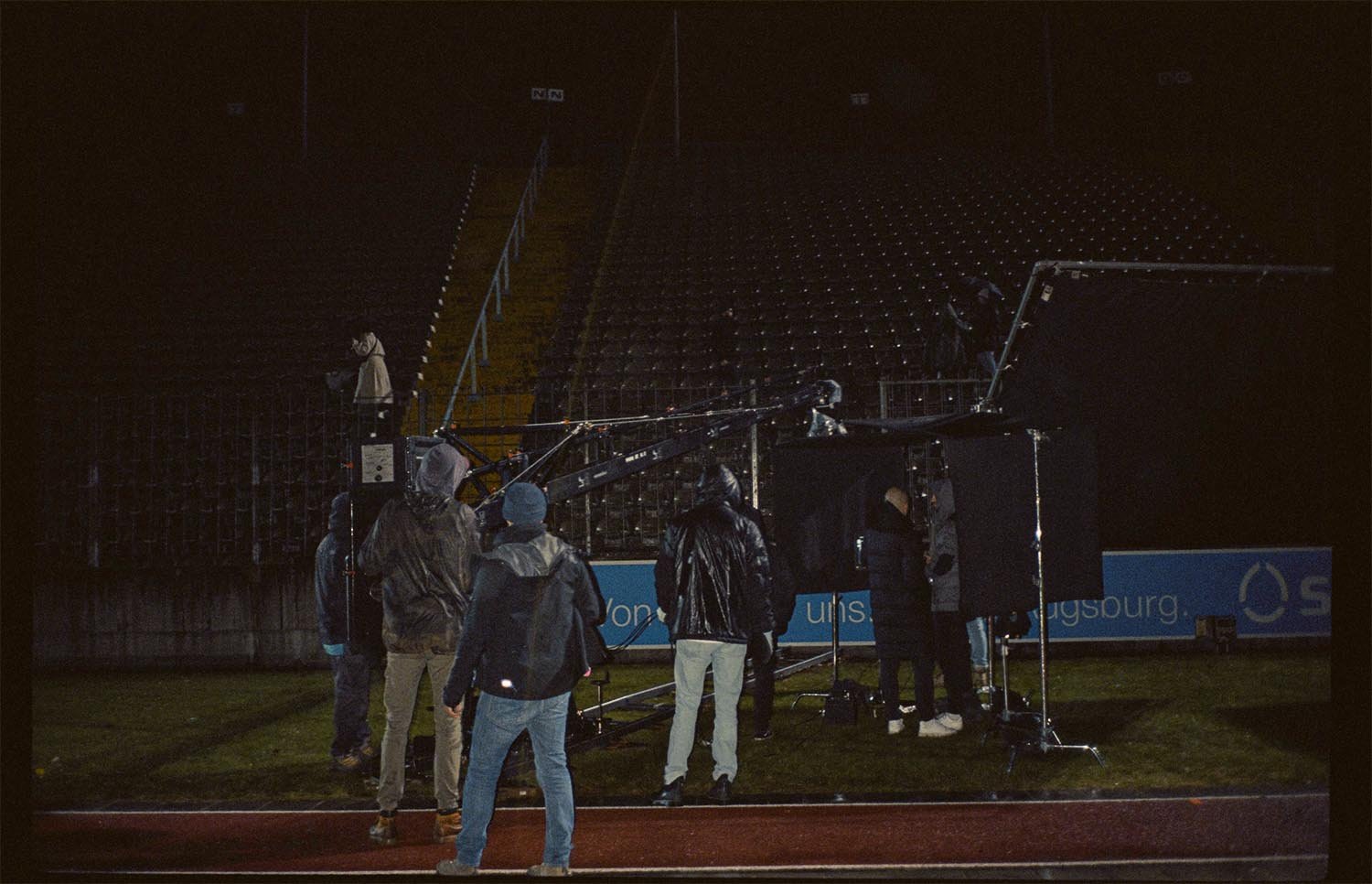 Born Guilty mit The Sweetspot Social Spot Filmproduktion Film Set Regen