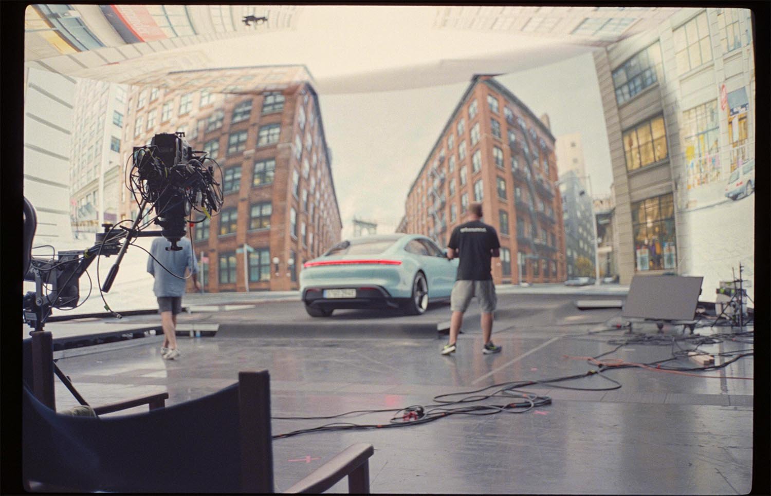 Filmproduktion München Hyperbowl Studio Porsche Taycan vor New York Kulisse im Studio
