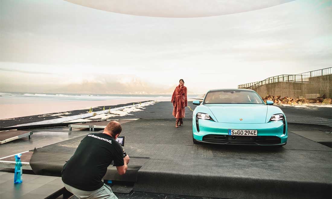 Filmproduktion Hyperbowl Studio München Porsche Taycan am Strand im Studio