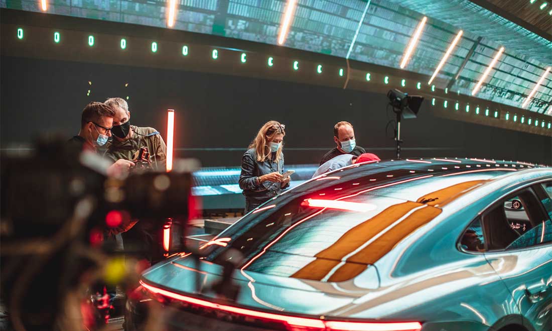 Filmproduktion München Hyperbowl Studio Porsche Taycan urbanuncut