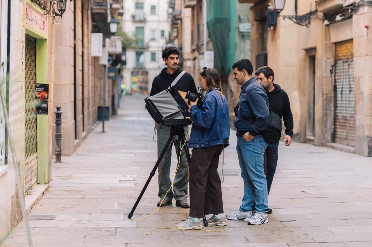Ein Filmteam steht auf der Straße