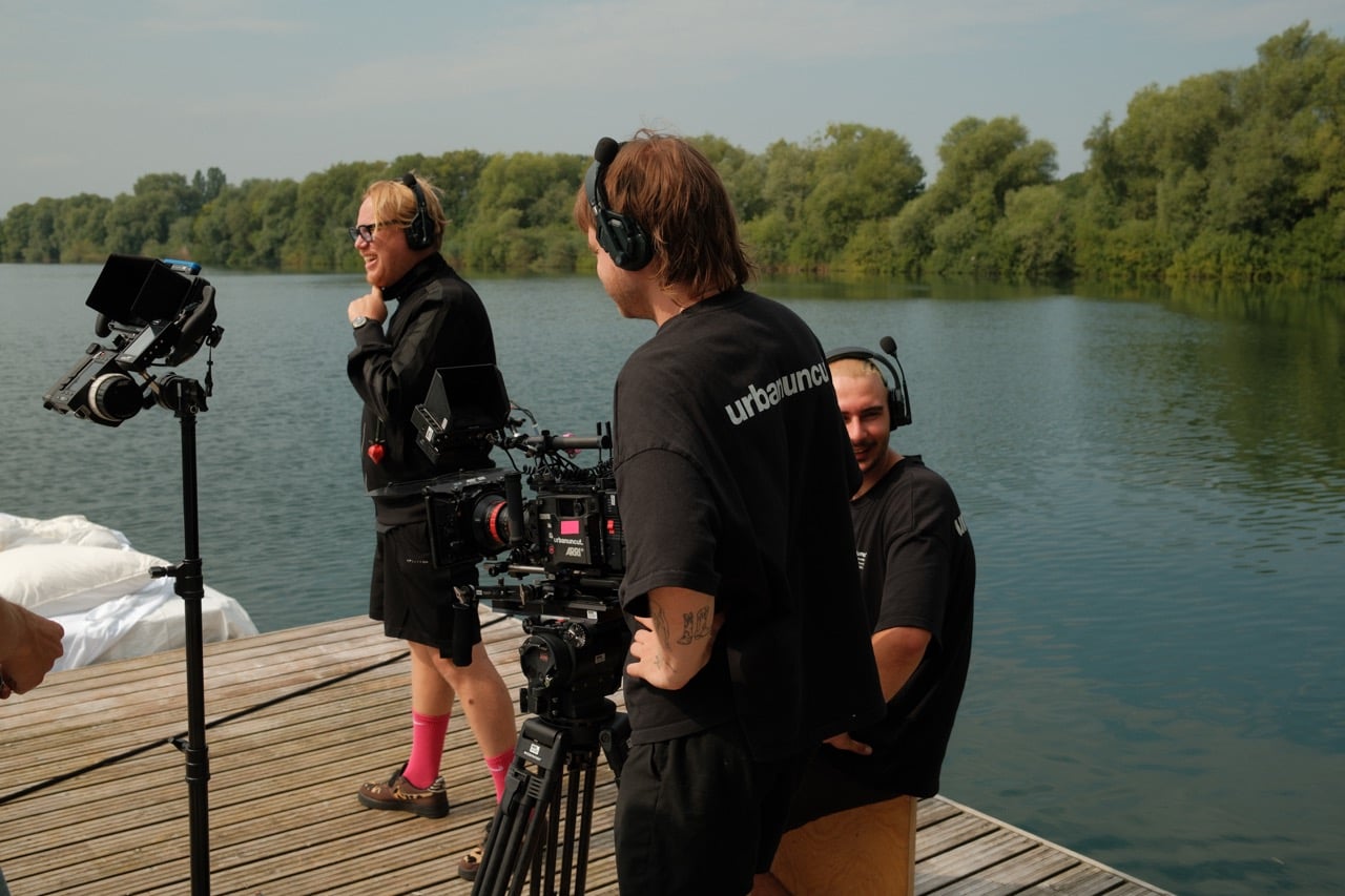 Das urbanuncut Team beim Dreh mit Sido am See